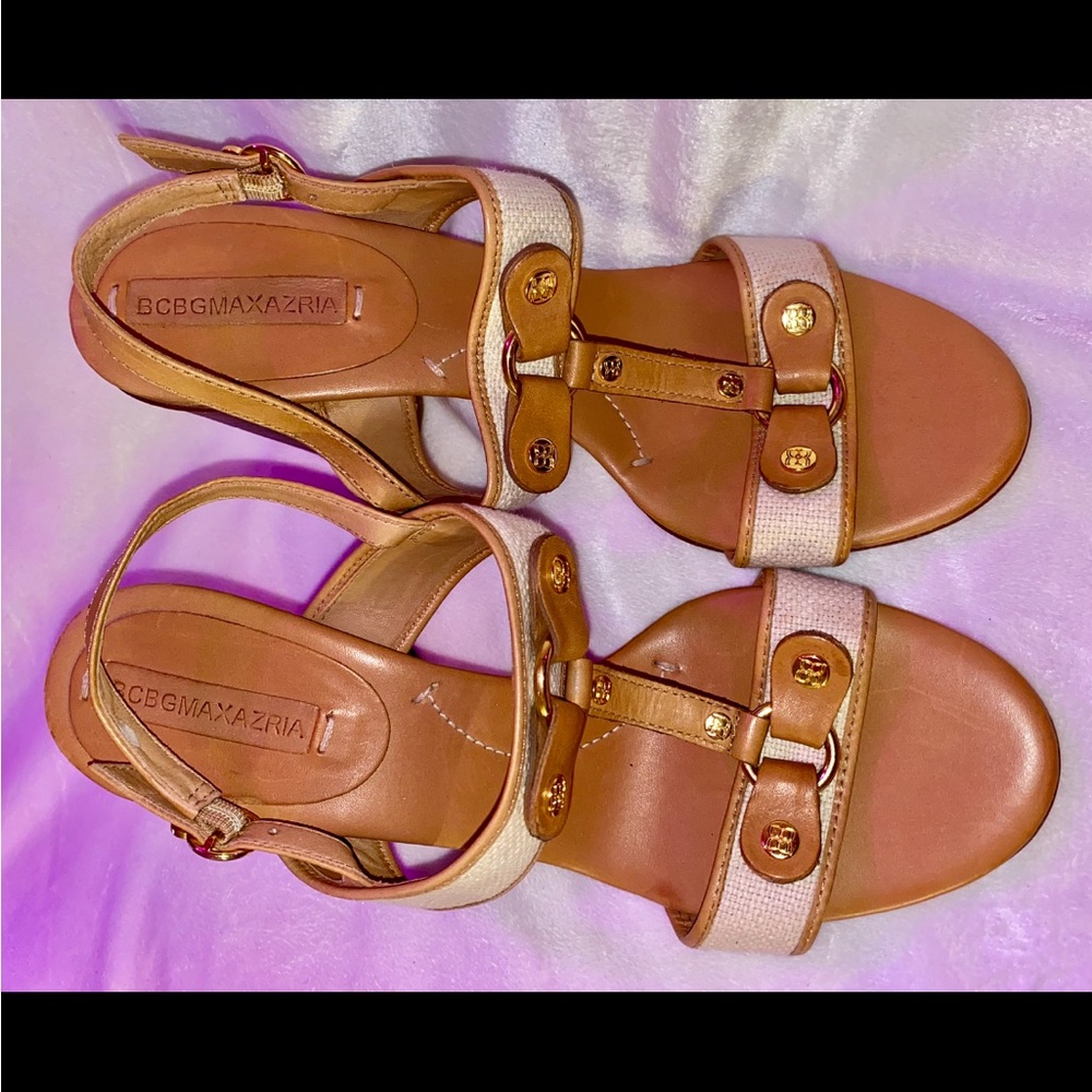 BCBGMAXAZRIA Women's Tan Sandals